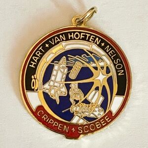 Space Shuttle Challenger Mission STS-41C pendant